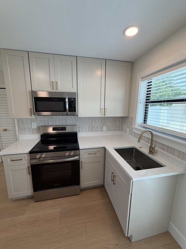 Building Photo - 2 Bed/1 Bath - Unit 2