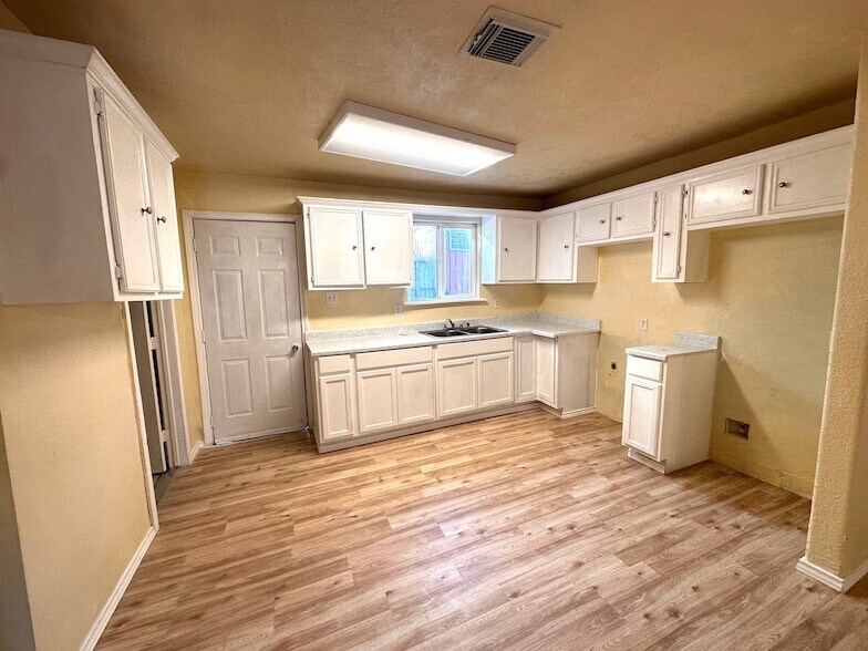 Foto principal - 16900 Wellborne Rd