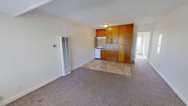Building Photo - 1 Bedroom, 1 Bathroom House w/Garage!