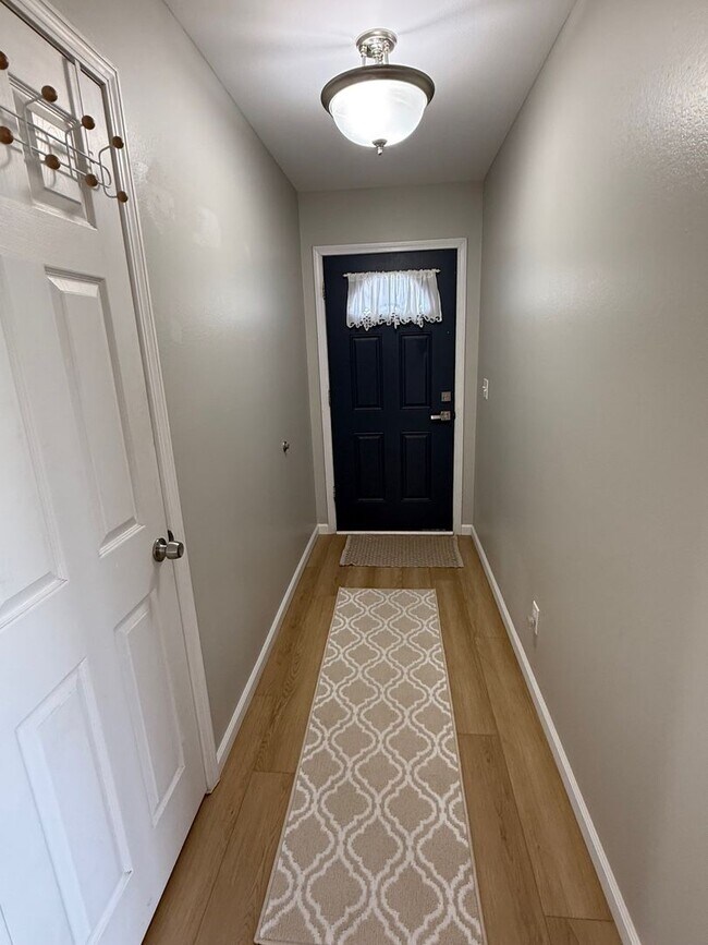 Foto del edificio - Updated 3BR Home with Laminate Flooring Throughout & Spacious Yard