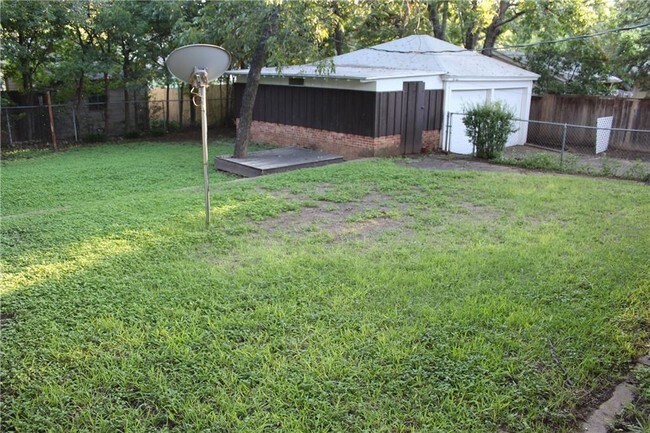 Foto del edificio - 6457 Rosemont Ave