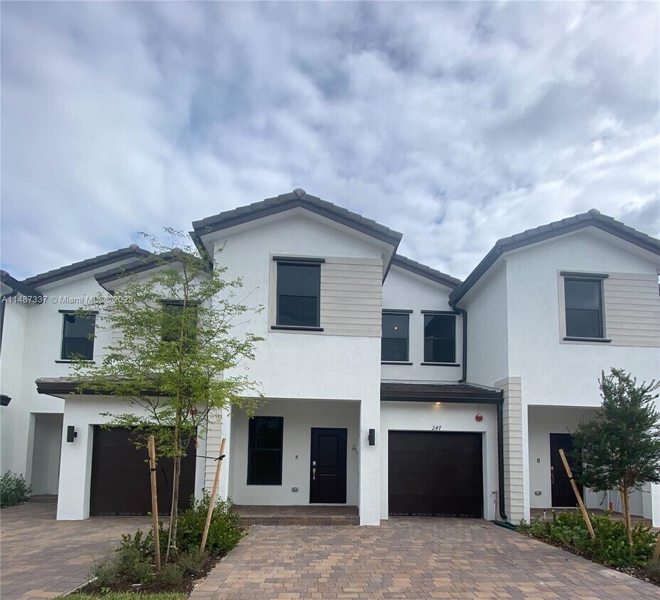 Foto principal - 247 SW 159th Dr