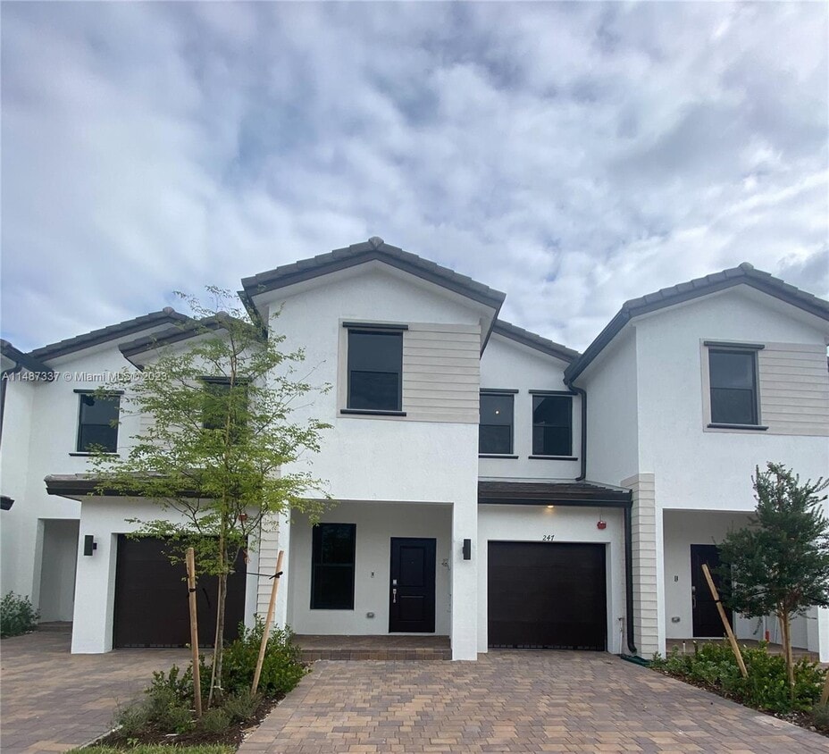 Primary Photo - 247 SW 159th Dr
