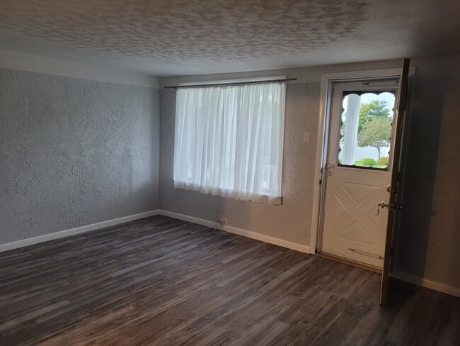 Building Photo - 21 Cook St