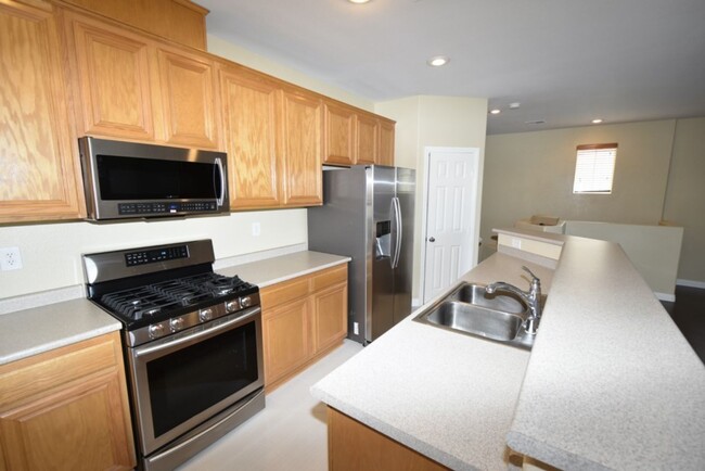 Building Photo - Beautiful 2 Bed 2 Bath Condo With Car Gara...