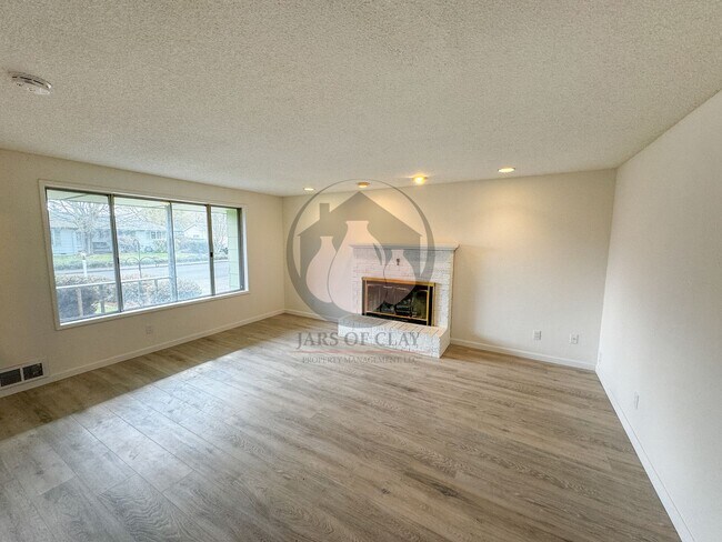 Building Photo - Beautifully Renovated Home -