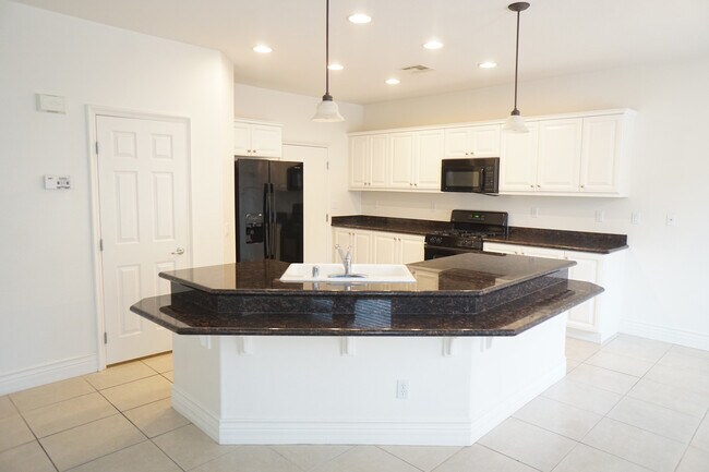 Building Photo - IMMACULATE 2 STORY HOME 3 BEDROOM / 2.5 BA...