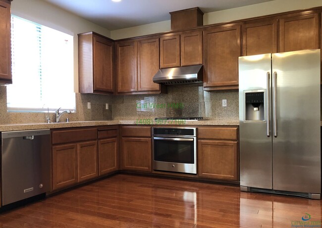 Building Photo - $4395 - Beautifully upgraded Tri-Level 3/3...