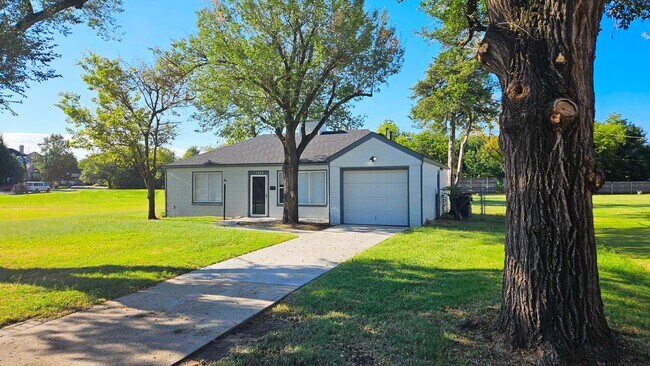 Building Photo - Nichols Hills Adj the Village Two Bed/One ...