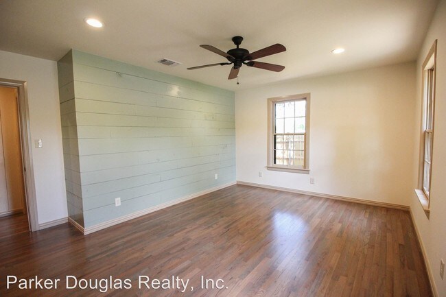 Building Photo - 3 br, 2 bath House - 106 W. Simmons St.