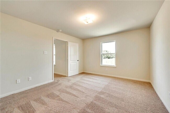Foto del edificio - This lovely 4 bedroom home features a large family room with lots of light.