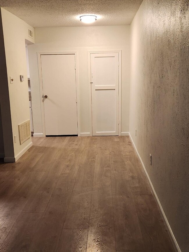 Foto del edificio - 4618 Country Creek Dr