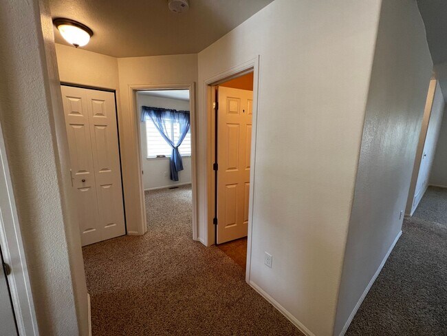 Building Photo - Charming 3 Bed, 2 Bath Home in Maple Hill