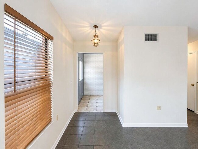 Building Photo - 614 Lake Carolyn Cir