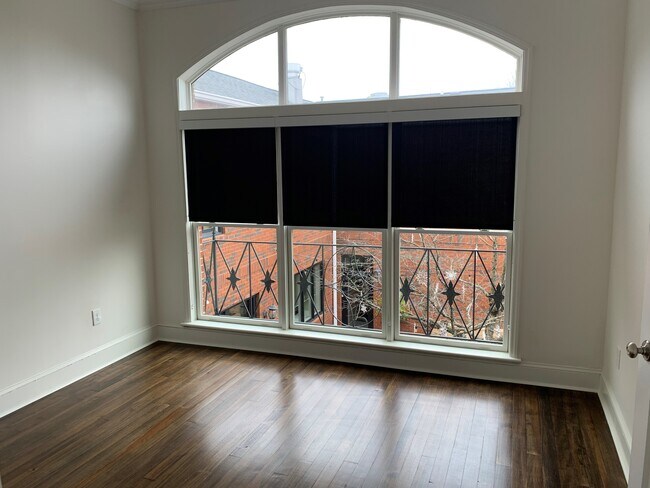 Dormitorio - 151 W Main St