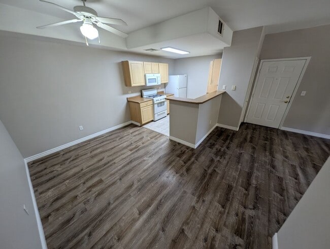 Building Photo - 8250 N Grand Canyon Dr