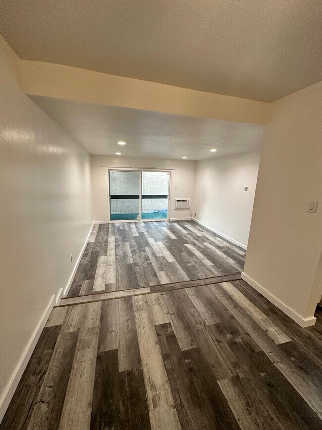 Living - 1591 Ellis St