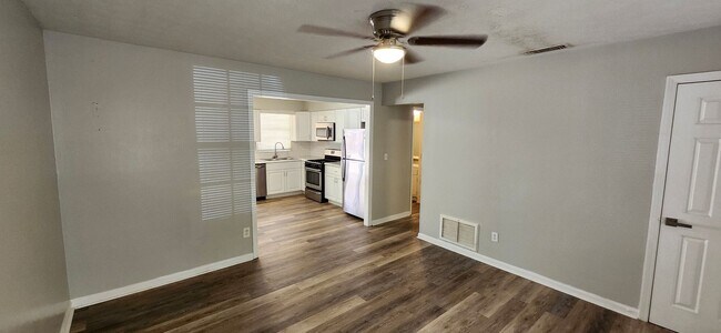 Building Photo - 3 Bedroom Home North Columbus