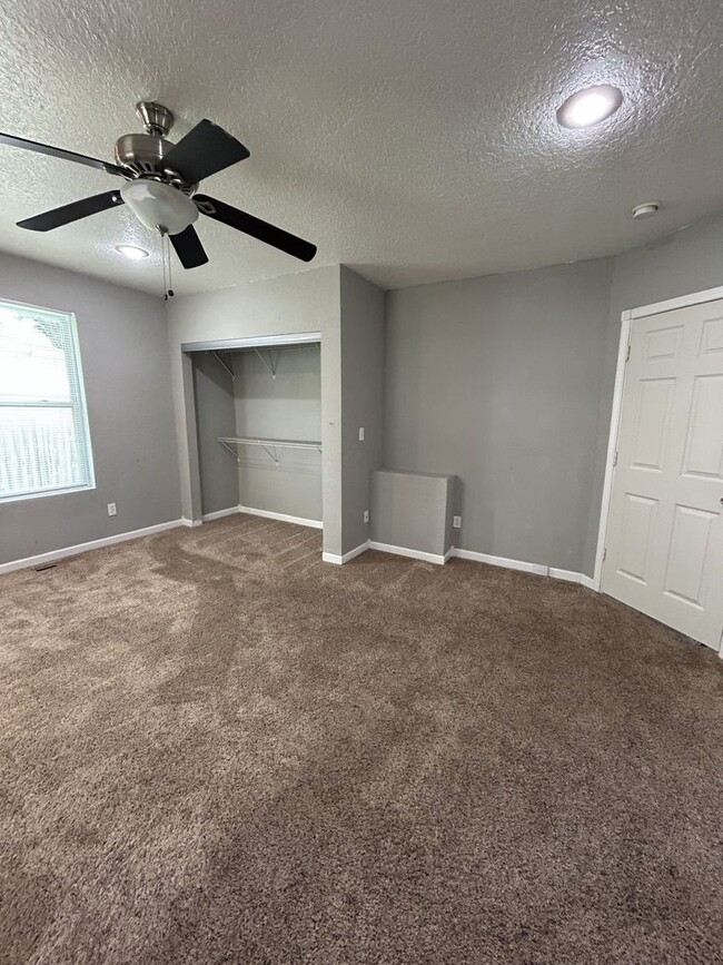 Foto del edificio - 1 BEDROOM 1 BATH AVAILABLE NOW!