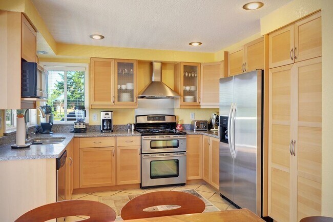 Building Photo - 4 Bedroom Mukilteo Home with water views!