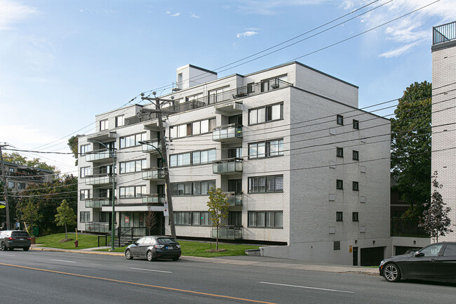 Building Photo - 5745 Ch De La Côte-Saint-Luc