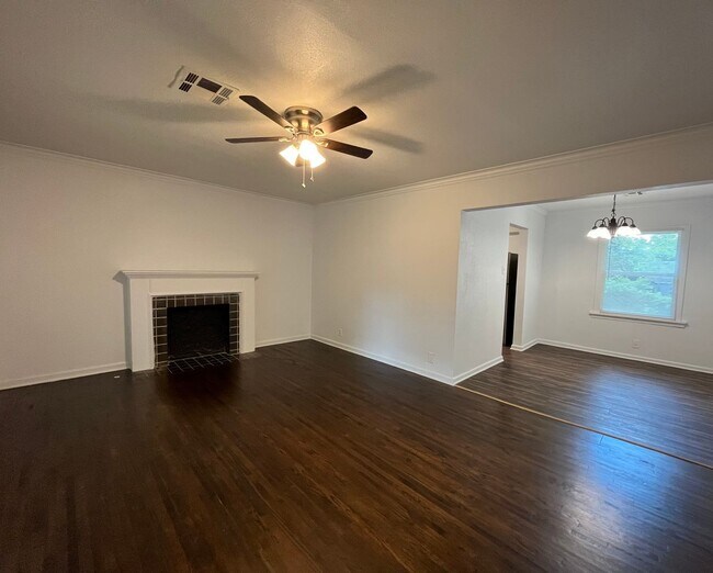 Foto del edificio - Adorable 2 bedroom 1 bathroom home with a garage!