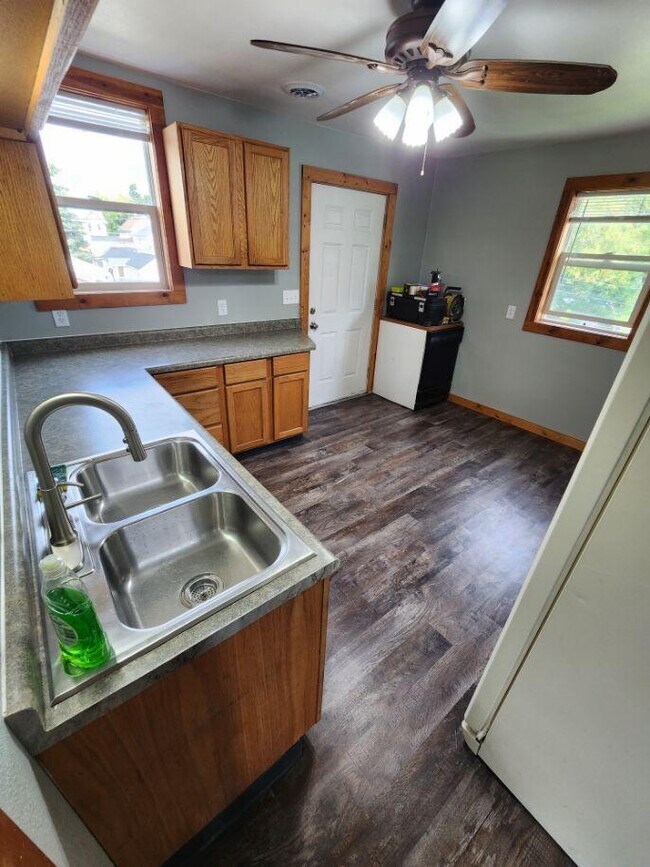 Planta alta de 3 dormitorios - 1224 Saint Clair Ave