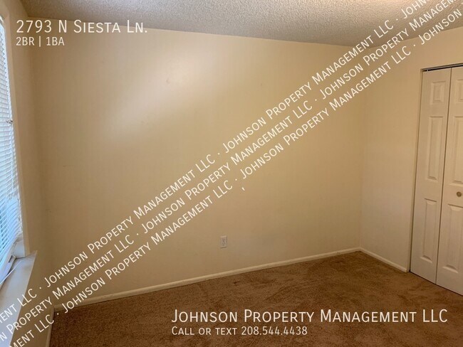 Building Photo - West Boise Duplex with large yards, carpor...