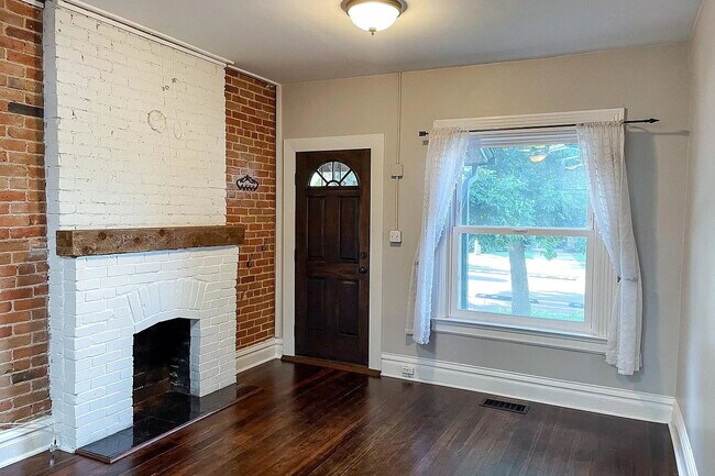 Building Photo - Cozy 1-Bedroom Townhouse Retreat with Granite Touches & Hardwood Elegance in Denver!