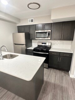 Foto del edificio - 1050 Tyson Ave