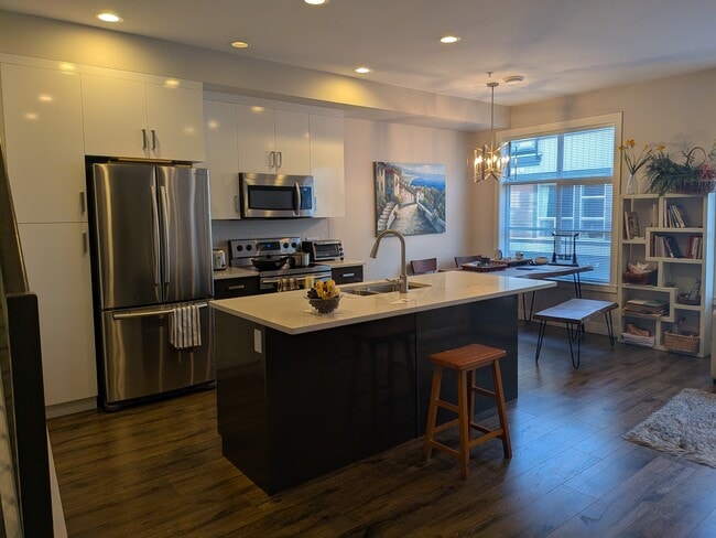 Photo du bâtiment - 8466 Midtown Wy