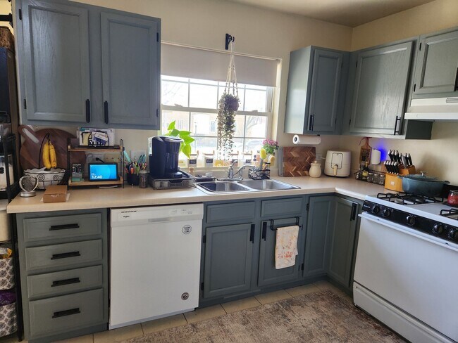 Foto del edificio - 100 Lesley Ln