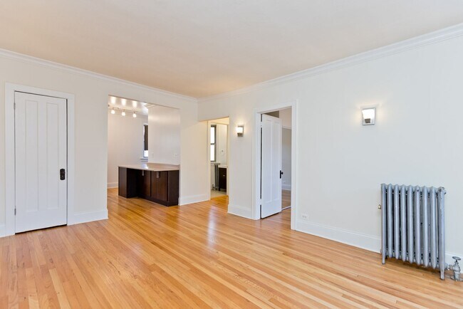 Foto del edificio - Top Floor One Bedroom Apartment in Edgewater
