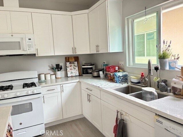 Foto del edificio - 12241 Cliffwood Ave