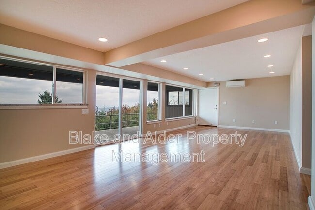 Building Photo - 4330 SW Council Crest Dr
