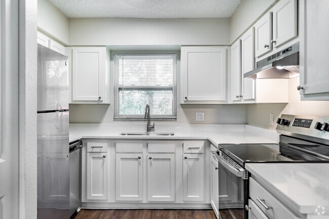 2BR, 1BA - 850SF - Kitchen - KC Flats Apartments