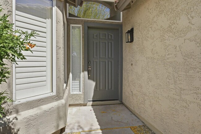 Building Photo - 2642 E Hartford Ave