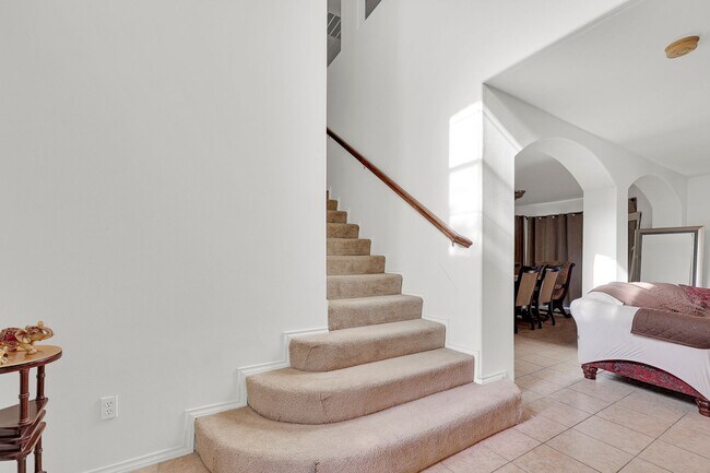 Foto del edificio - SPACIOUS 2-STORY! LOCATION!