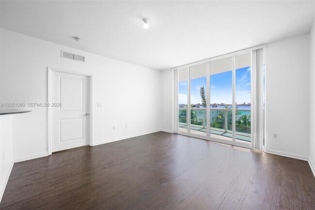 Foto del edificio - 7910 Harbor Island Dr