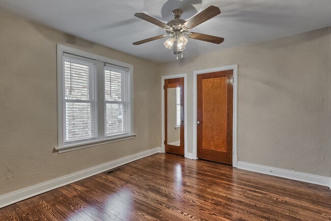 Building Photo - Pink Pony Club