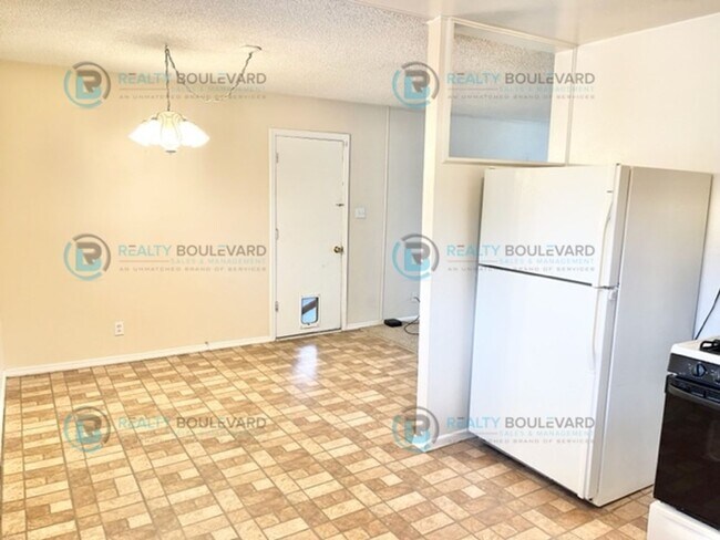 Building Photo - Cozy 3-Bedroom Home with Fenced Yard and G...