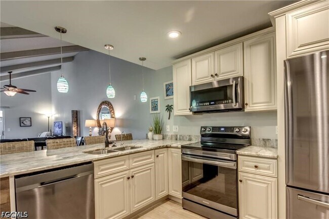 Foto del edificio - 6337 Royal Woods Dr