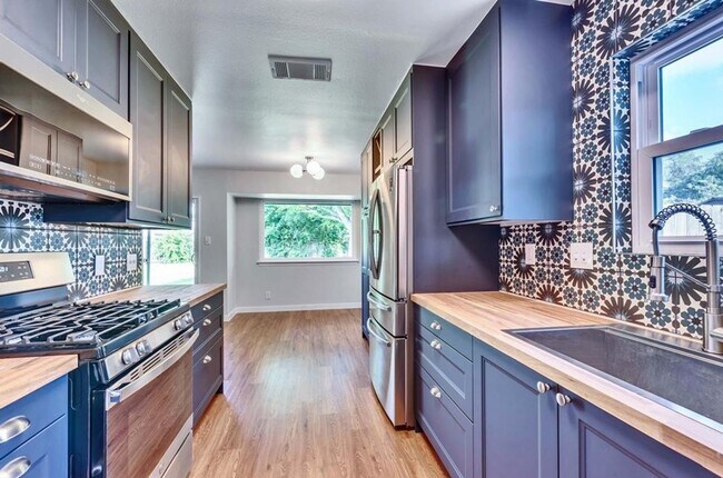 Foto del edificio - Beautiful 3/2 near Domain