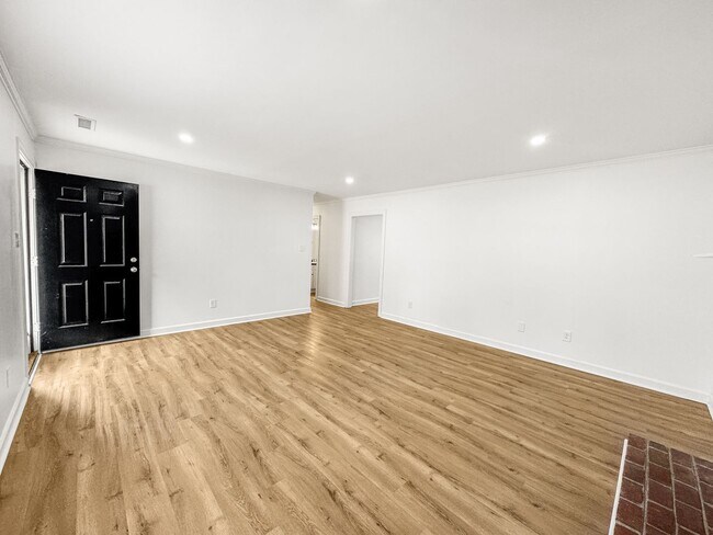 Building Photo - Newly Remodeled 3-BR, 2-Bath Home