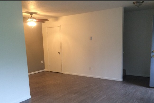 Foto del edificio - 305 Crosstown Blvd