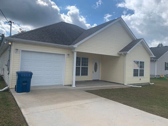 Building Photo - Bright and Open Floor Plan with Large Fenc...