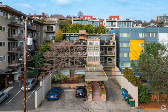 Building Photo - 330 W Roy St