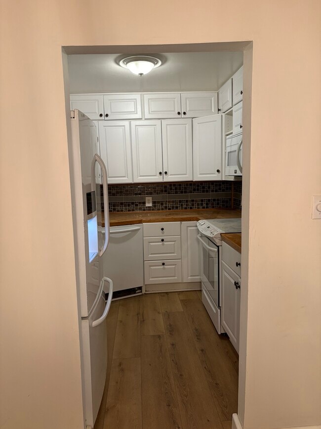 Building Photo - 208 Woodland Vlg