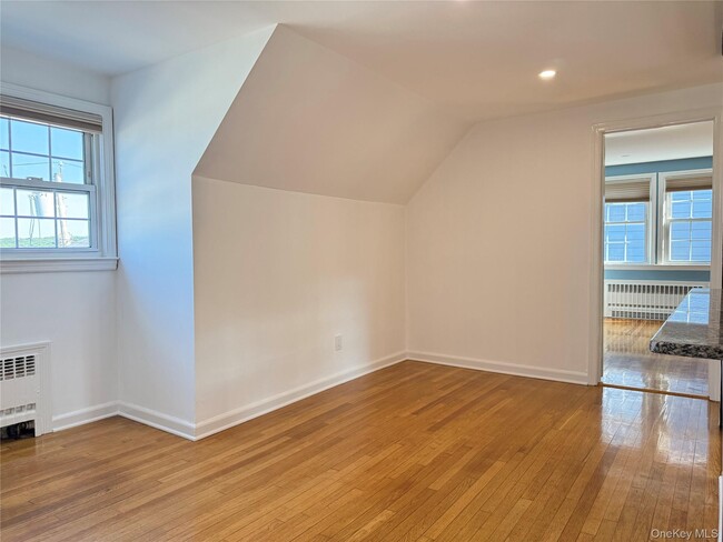Building Photo - 270 Gainsborg Ave E