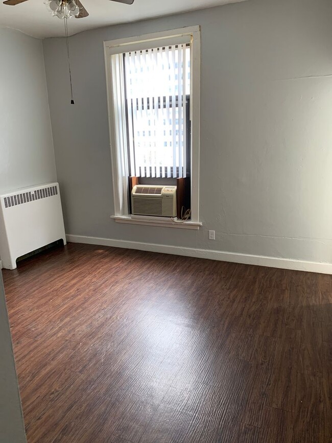 Building Photo - Large one room efficiency with large kitchen